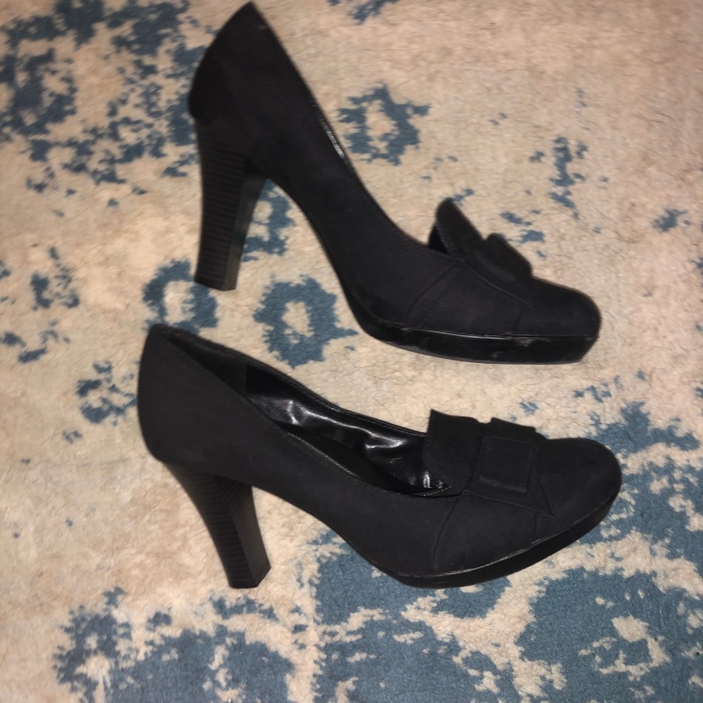 Suede bow pumps barely worn.